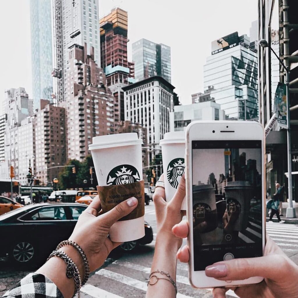Machen Sie ein Foto mit Starbucks-Bechern in New York