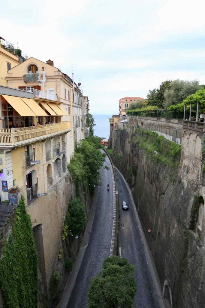 Città vicino alla Costiera Amalfitana in Italia: vieta il topless