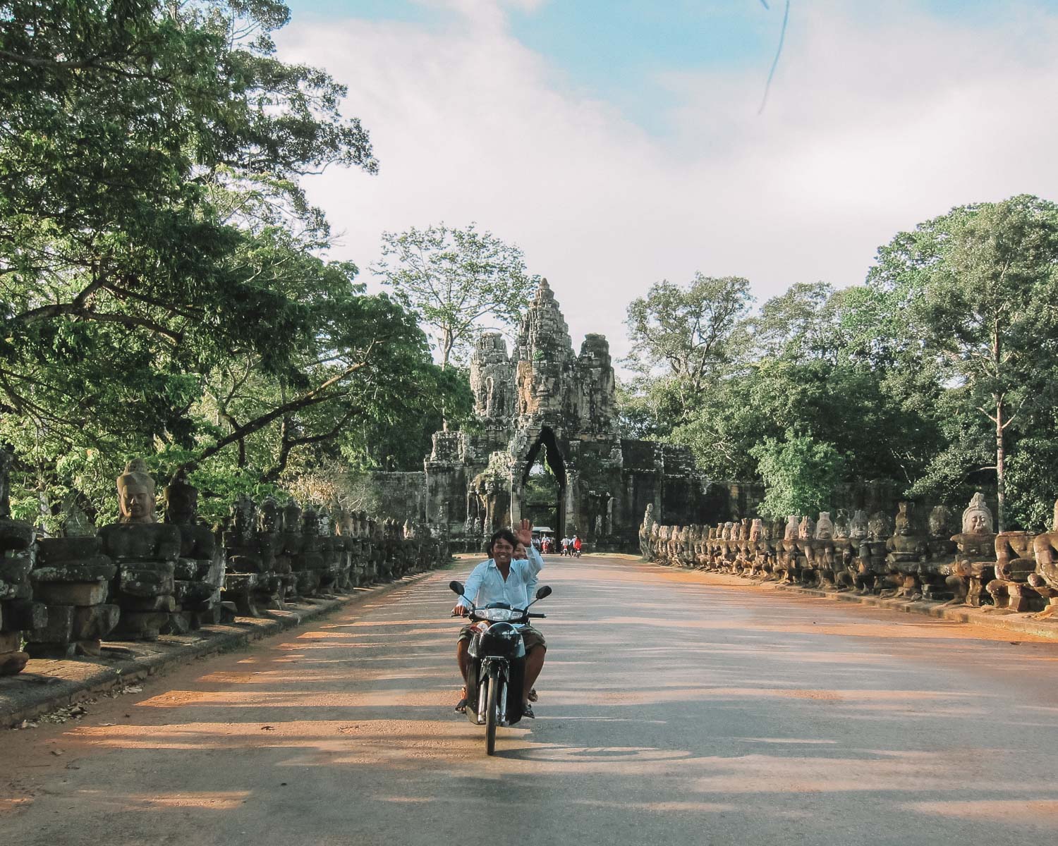 dirigindo aos templos em Angkor