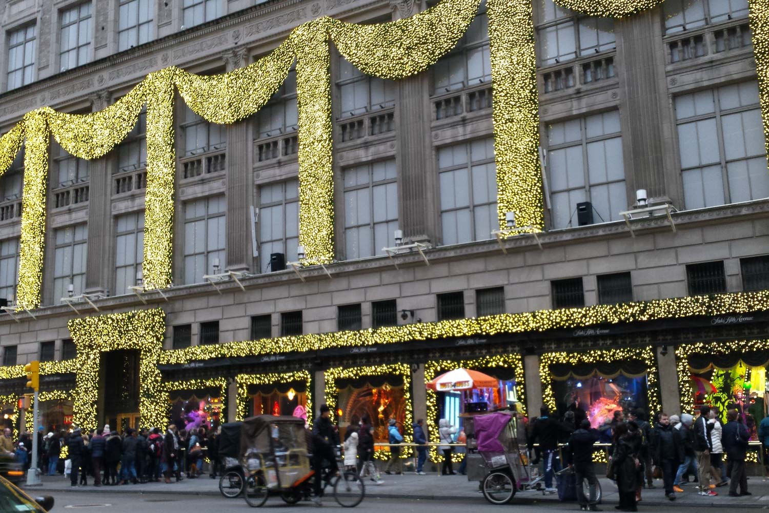 Il negozio della 5th Ave e le vetrine natalizie