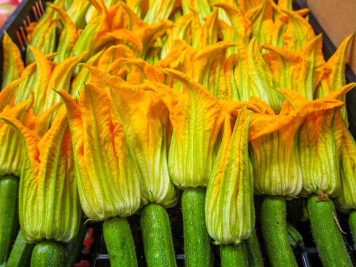 Flores de abóbora no mercado espanhol