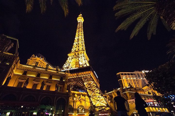 Sehen Sie sich die Lichtshow des Eiffelturms an