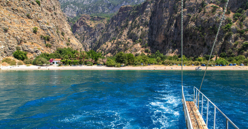 Naviga lungo la costa turchese della Turchia