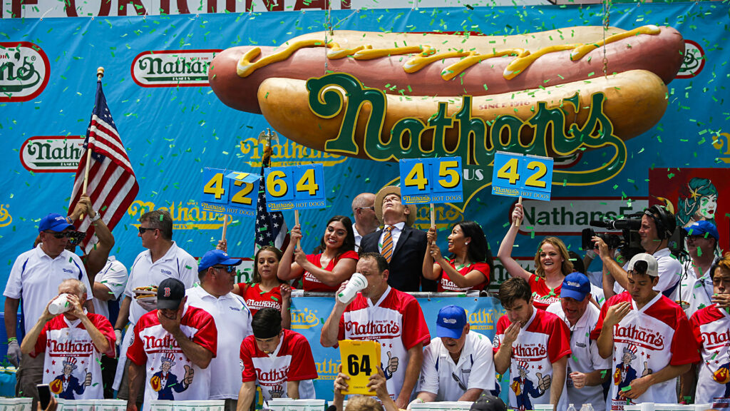 Il famoso concorso di mangiatori di hot dog di Nathan