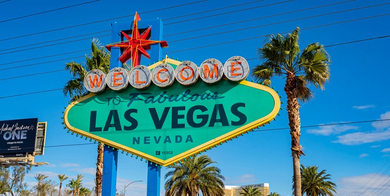 El cartel de Welcome Las Vegas se vuelve verde el día de San Patricio