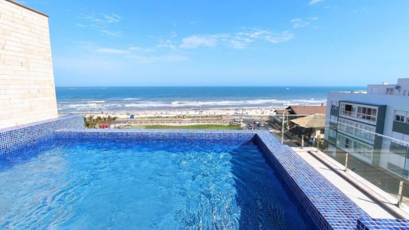 Luxuriöses Penthouse am Meer mit Swimmingpool